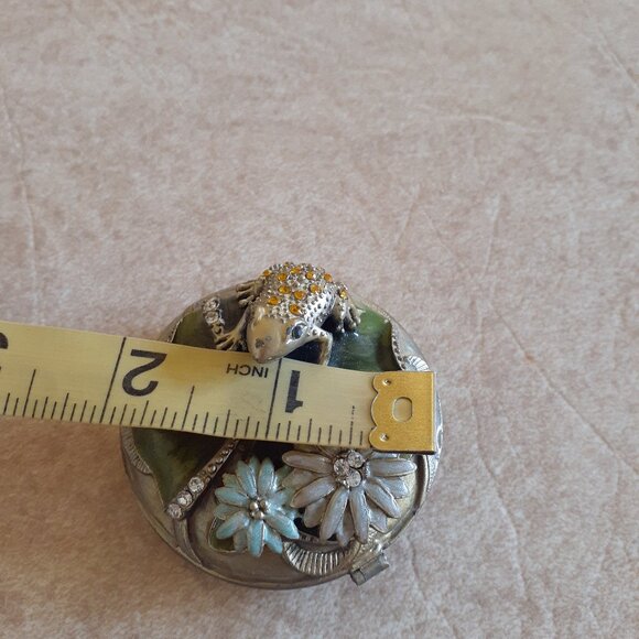 Vintage Enamel with Frog Compact - Picture 8 of 9